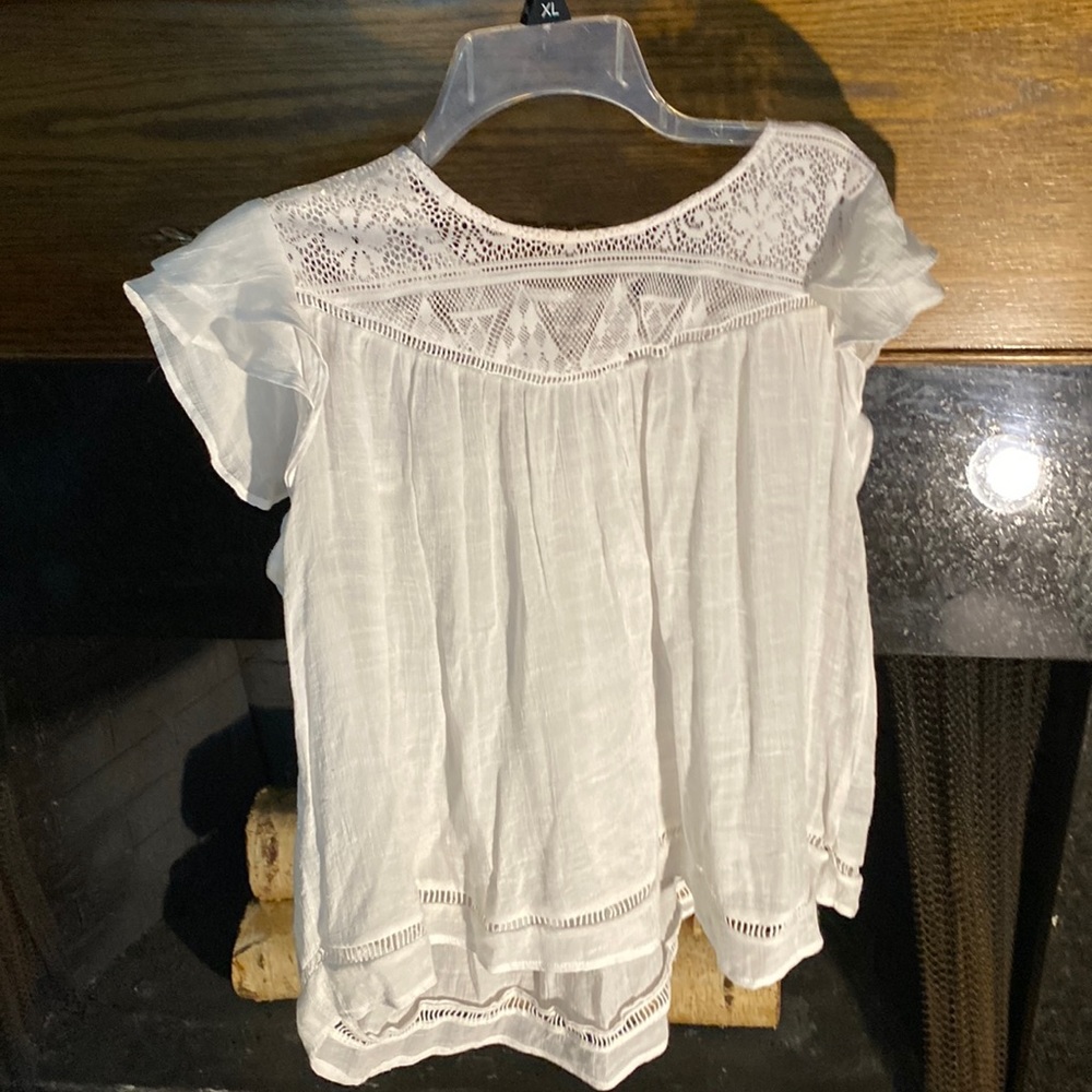 Cute white blouse!